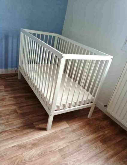 Lit à barreaux + matelas